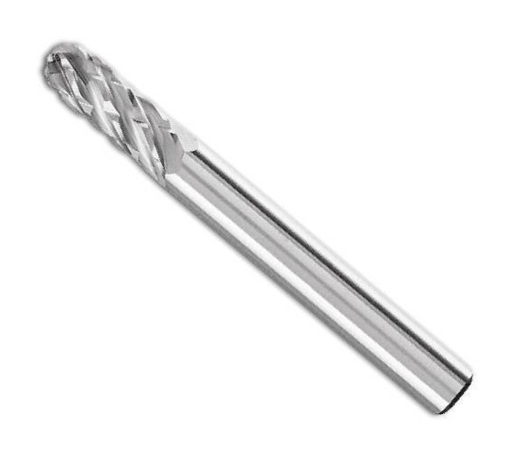 Ein Hartmetall-Fräser aus Silber mit zylindrischem Schaft und abgerundetem geriffeltem Kopf auf weißem Hintergrund.