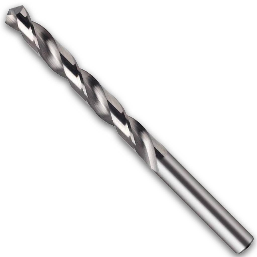 Ein Metallwendelbohrer isoliert auf weißem Hintergrund, diagonal dargestellt mit glänzender Spiralnut und spitzer Spitze.