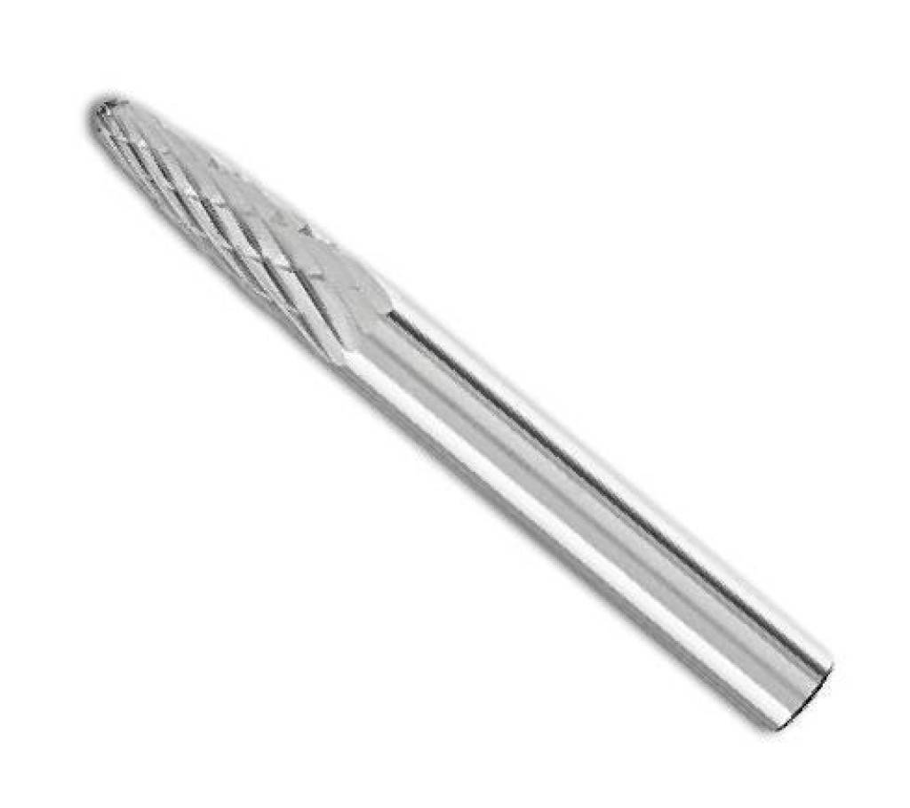 Eine Nahaufnahme eines silbernen Metall-Zahnkranzes oder Bohrers mit einer konischen, gerillten Schneidspitze auf weißem Hintergrund.