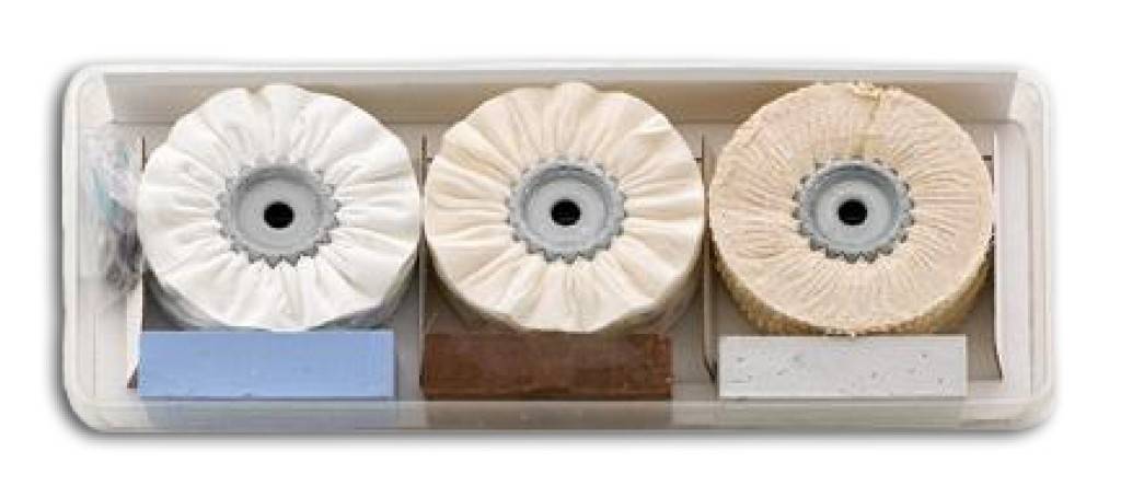 Drei runde Musterpads in einem Kunststofftablett, jeweils mit einem zentralen Loch und unterschiedlichen Oberflächenfarben: weiß, beige und tan.