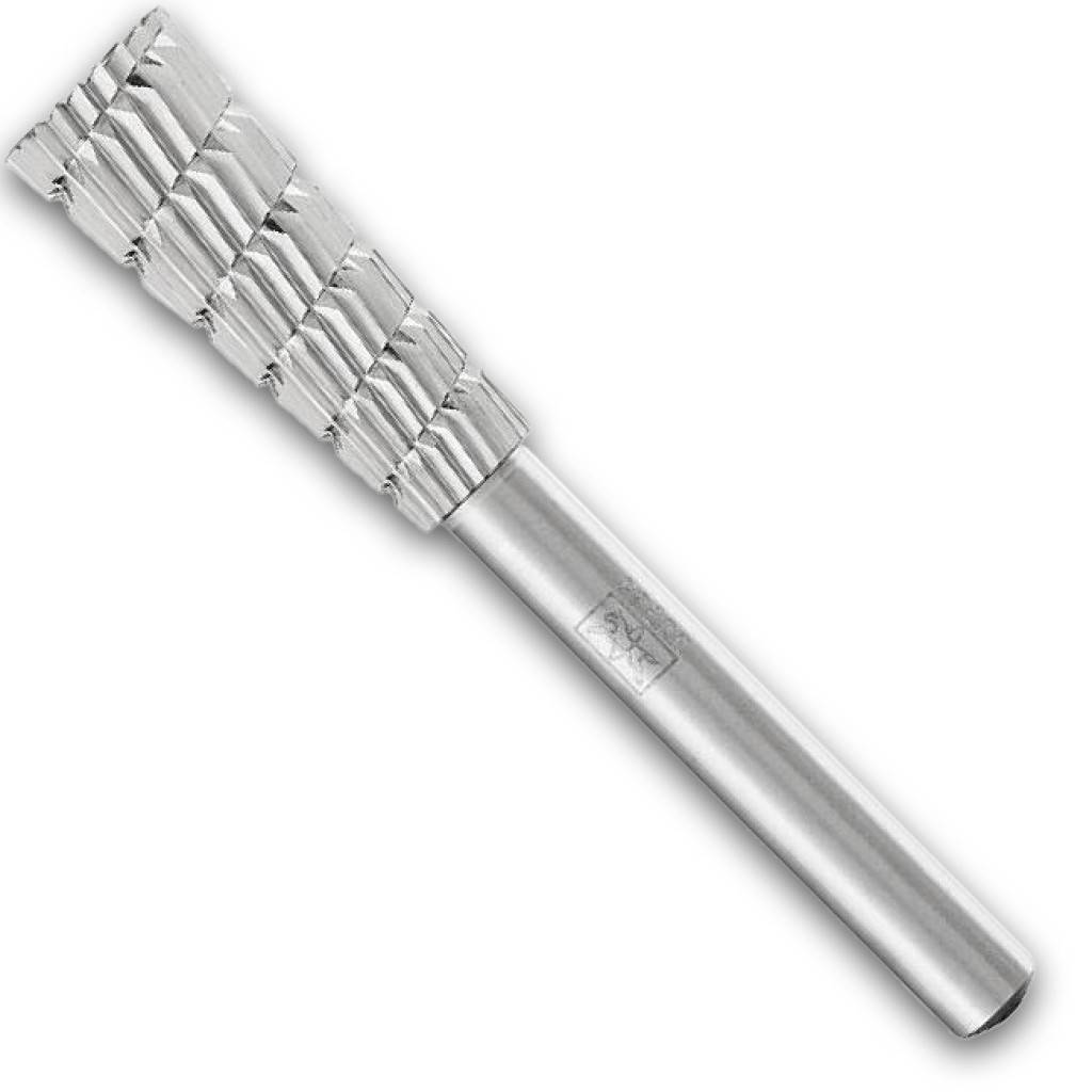 Metallisches gerilltes zylindrisches Schneidewerkzeug mit glatter Grifffläche und geripptem Schneidende, dargestellt vor weißem Hintergrund.