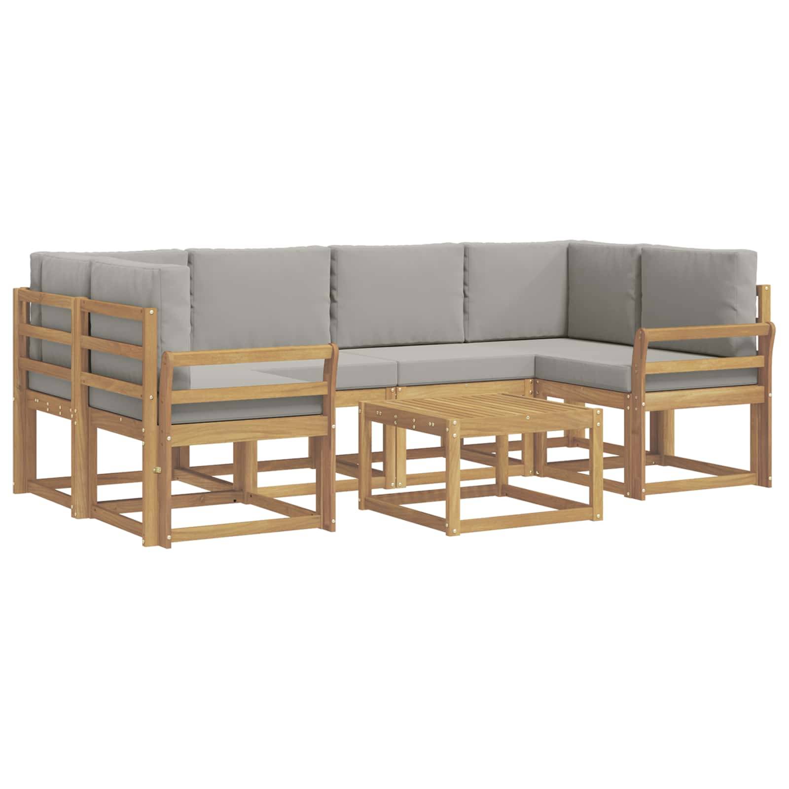 Holz-Außenterrassen-Sectional-Sofa mit grauen Kissen, zwei Stühle, Eckplatz und passendem Couchtisch auf weißem Hintergrund.