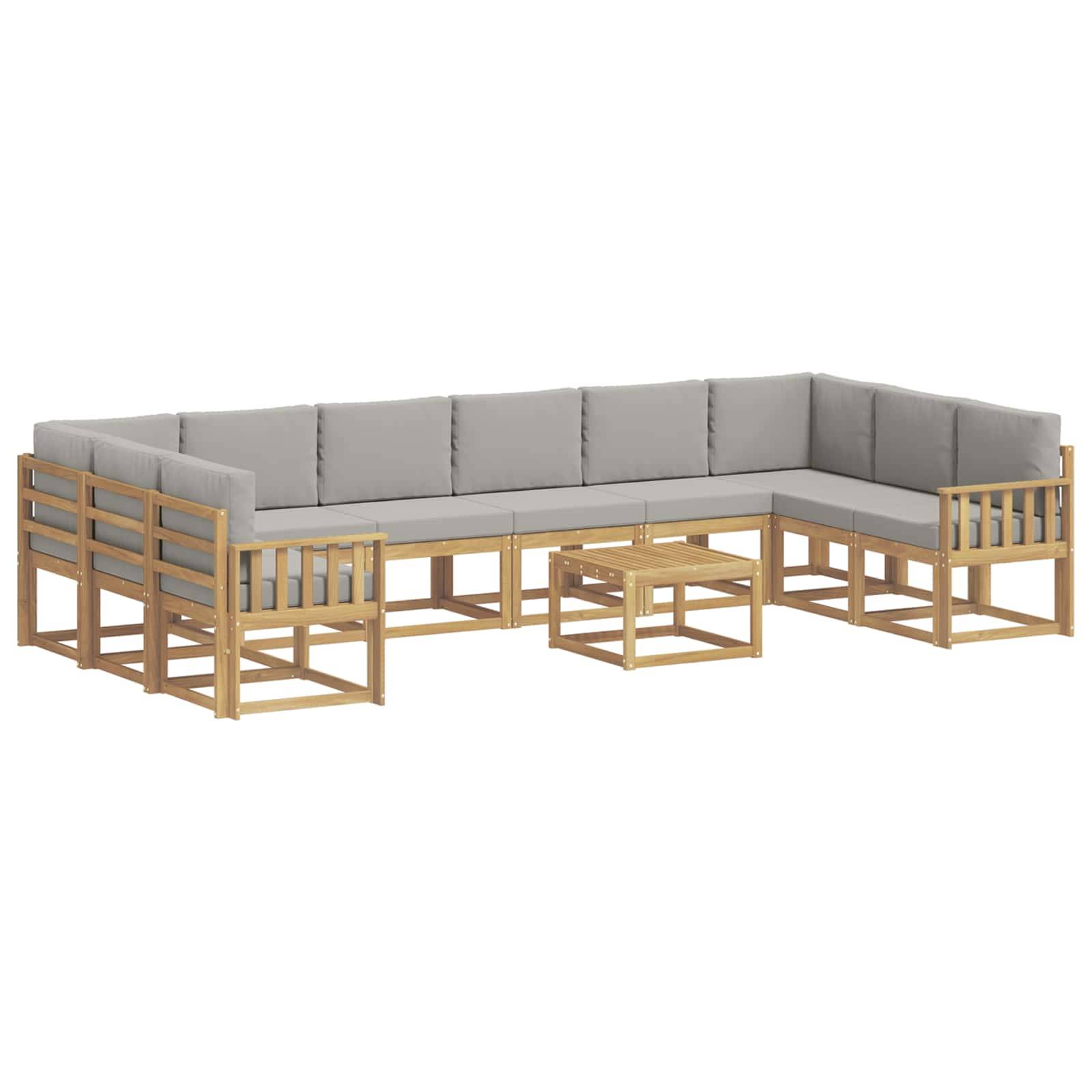 L-förmiges Outdoor-Sitzmöbel mit hellem Holzrahmen, grauen Kissen und passendem quadratischem Couchtisch auf weißem Hintergrund.