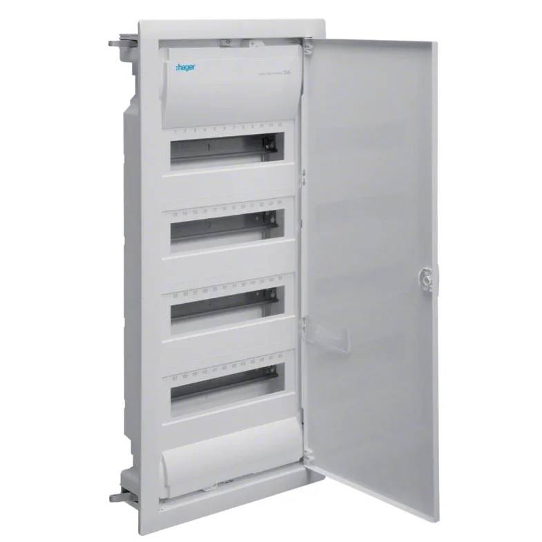 Offenes Elektroverteilerpanel mit aufklappbarem Deckel und vier sichtbaren Schalterplätzen