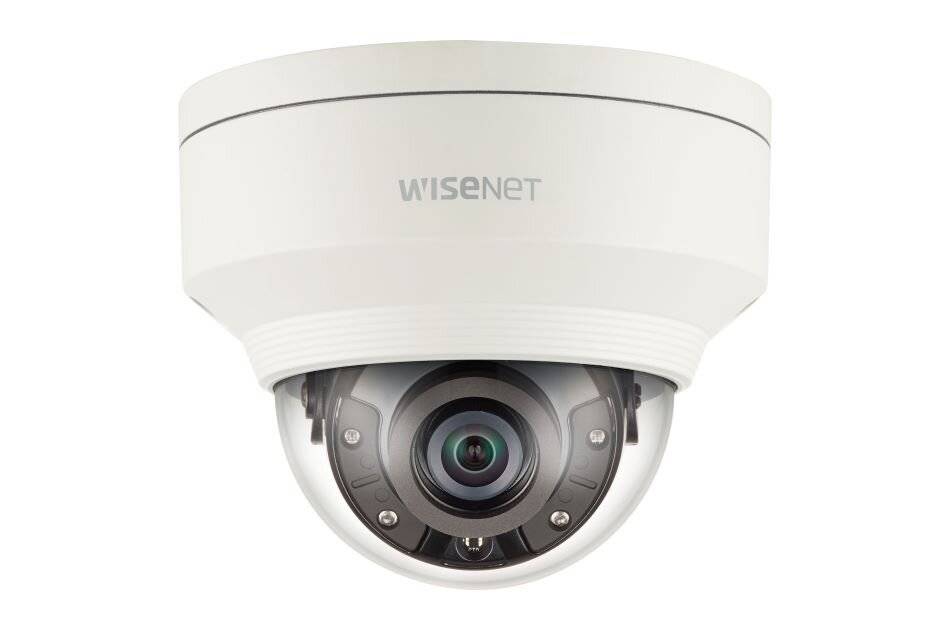 Weiße Wisenet-Domenkamera mit sichtbarem Objektiv, montiert vor einem einfachen Hintergrund