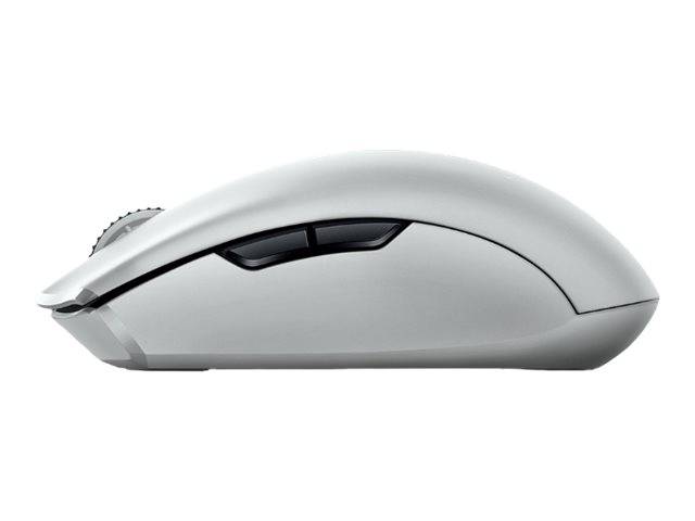 Seitenansicht einer silbernen kabellosen Computermaus mit einem schlanken, geschwungenen Design auf weißem Hintergrund.