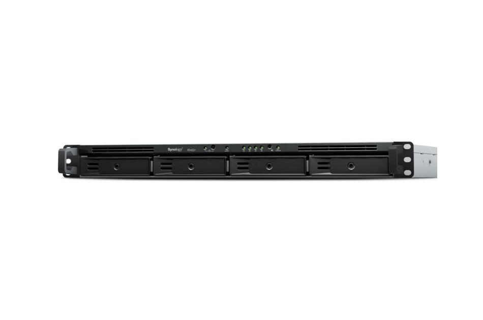 Vorderansicht eines schwarzen, in ein Rack einbaubaren Servers oder einer Speichereinheit mit vier Laufwerkschächten auf weißem Hintergrund.
