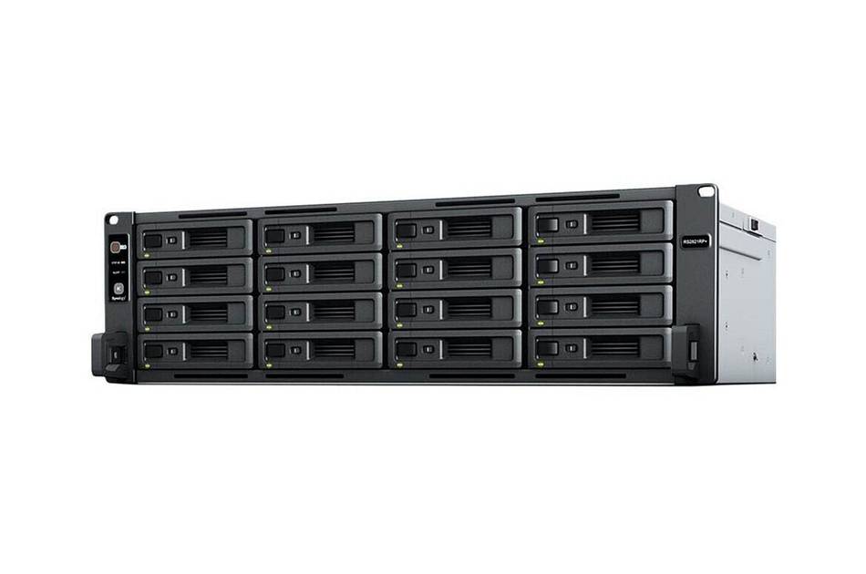 Frontansicht eines Rack-Mount-Speicherservers mit mehreren Hot-Swap-Laufwerkschächten und Statusanzeigen auf weißem Hintergrund.