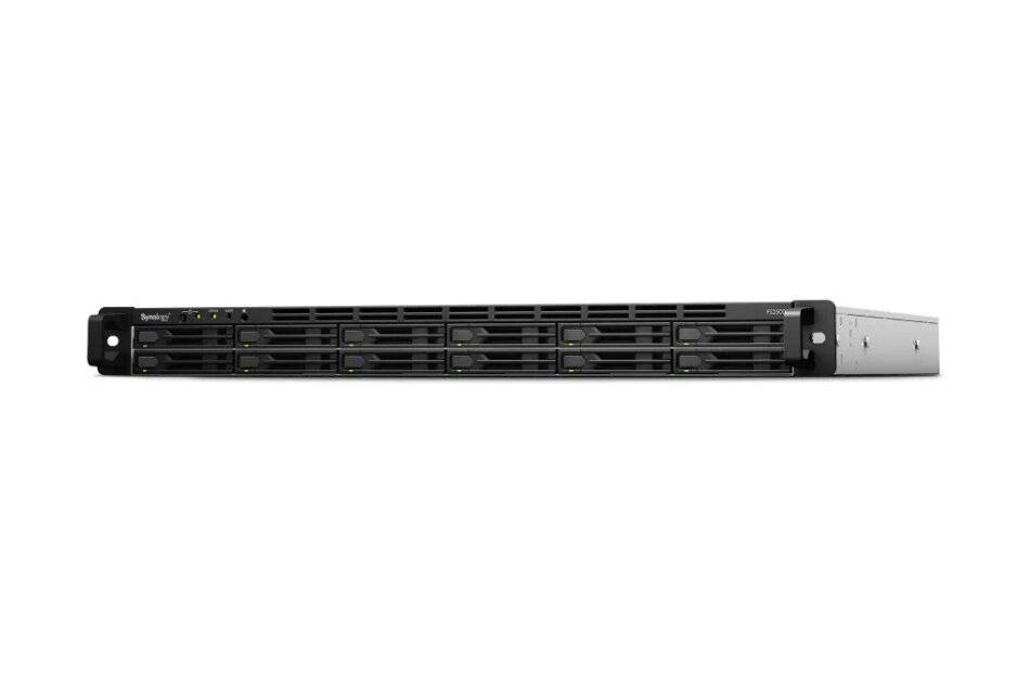Vorderansicht eines schwarzen, im Rack montierten Servers oder Netzwerkgeräts mit mehreren Laufwerkschächten auf weißem Hintergrund.
