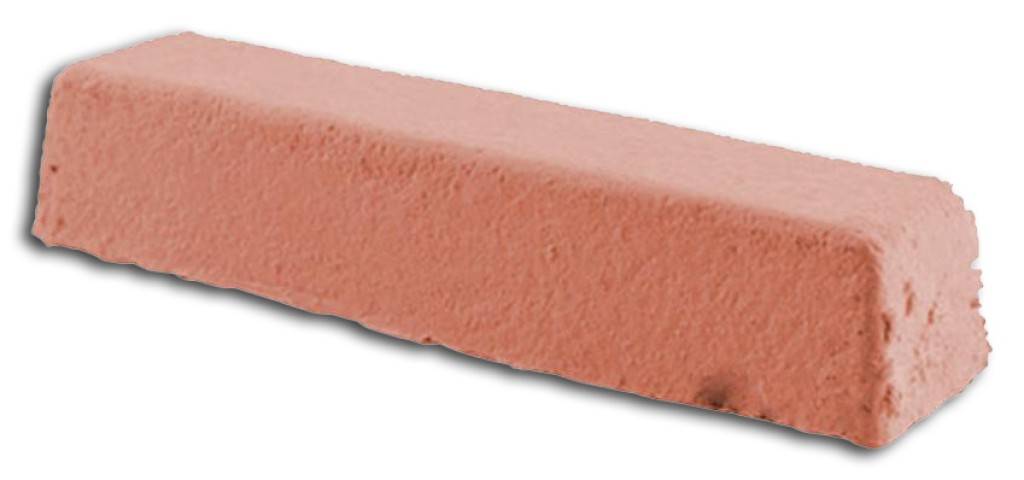 Ein langer rosa Gebäudeziegelstein isoliert auf weißem Hintergrund.