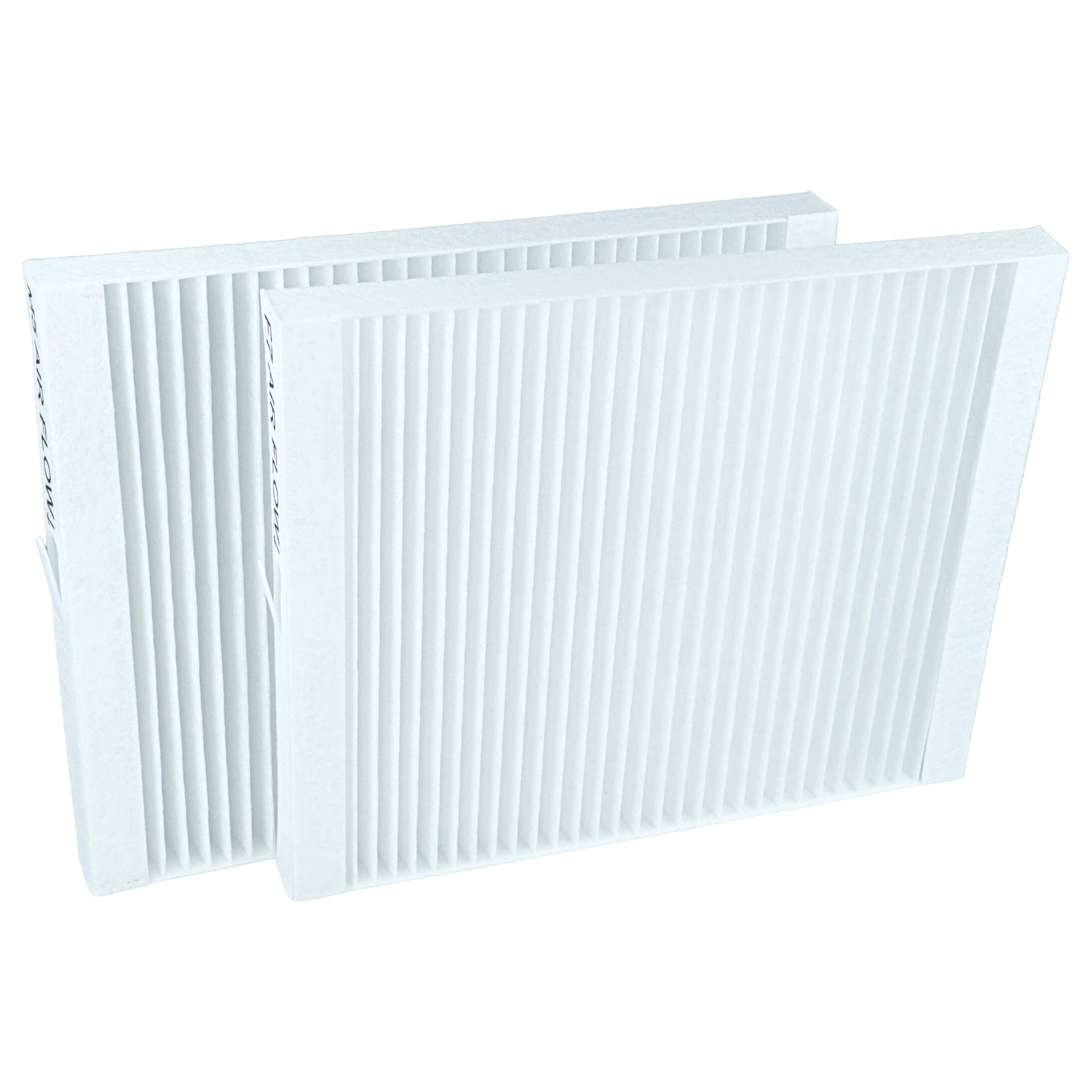 Zwei weiße gefaltete HVAC-Luftfilter, einer vor dem anderen, auf einem einfachen weißen Hintergrund gezeigt.
