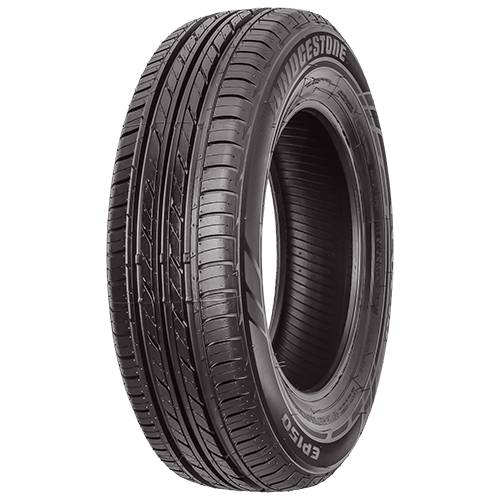 Ein einzelner schwarzer Bridgestone-Autoreifen wird auf einem einfachen schwarzen Hintergrund angezeigt, unter einem Winkel angebracht, um das Profil und die Seitenwand zu zeigen.