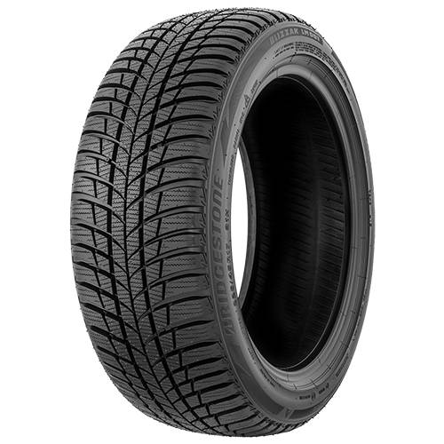 Eine Nahaufnahme eines Bridgestone-Reifens mit tiefem Profilmuster, isoliert auf schwarzem Hintergrund dargestellt.