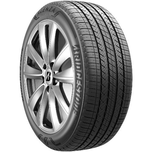 Bridgestone Alenza Autoreifen mit silberner Leichtmetallfelge, isoliert auf schwarzem Hintergrund dargestellt.