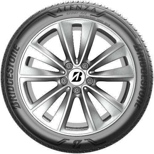 Ein Bridgestone Alenza SUV-Reifen, montiert auf einer silbernen Leichtmetallfelge, frontal dargestellt mit dem Bridgestone-Logo in der Mitte.