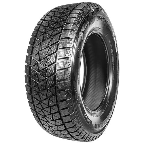 Nahaufnahme eines Bridgestone-Autoreifens mit tiefem Profil, isoliert auf schwarzem Hintergrund dargestellt.