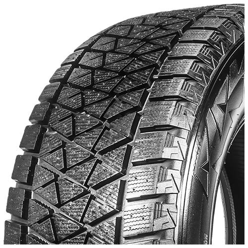 Nahaufnahme eines Autoreifenprofils mit tiefen winterlichen Rillen vor schwarzem Hintergrund.