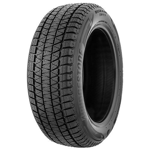 Ein schwarzer Bridgestone Blizzak Winterreifen auf einfarbig schwarzem Hintergrund, in einem Winkel positioniert, um das Profil und die Seitenwandmarkierung zu zeigen.