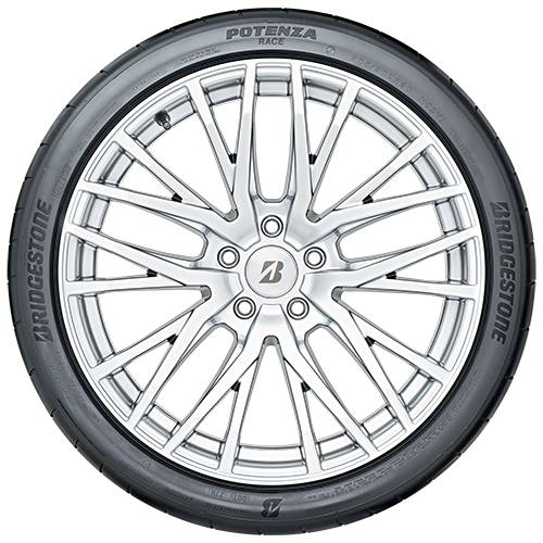 Silbernes mehrschiebriges Leichtmetallrad für Autos mit Bridgestone Potenza Race Reifen, frontal vor schwarzem Hintergrund dargestellt.