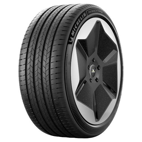 Ein Michelin Primacy Reifen auf einem schwarzen fünfspeichrigen Rad, gezeigt in einer studioähnlichen Produktaufnahme auf schwarzem Hintergrund.