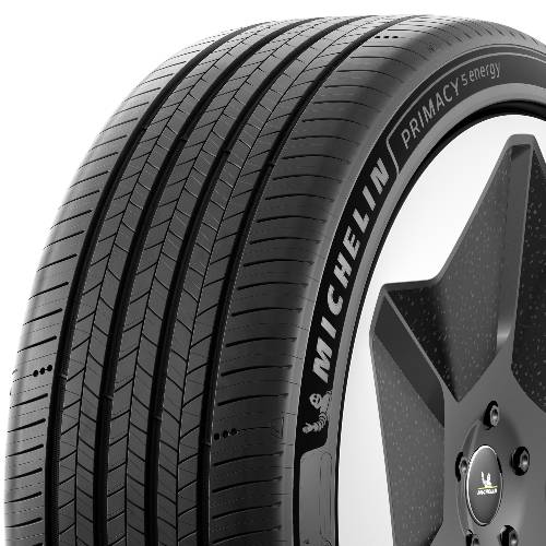 Nahaufnahme eines Michelin Primacy 4 Autoreifen, der auf einer Felge montiert ist, mit Blick auf das Laufflächenmuster und die Markierung auf der Seitenwand.