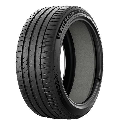 Ein schwarzer Michelin Pilot Sport Reifen, im Winkel auf einem einfachen dunklen Hintergrund gezeigt.