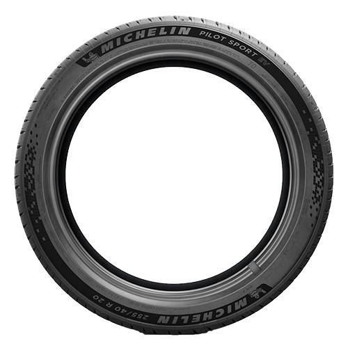 Ein schwarzer Michelin Pilot Sport Autoreifen von vorne gezeigt, mit sichtbarem Branding auf der Seitenwand vor einem einfachen schwarzen Hintergrund.