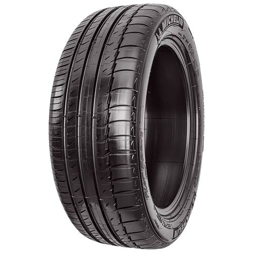 Ein schwarzer Michelin-Autoreifen in einer Studio-Produktaufnahme vor einem einfachen schwarzen Hintergrund.