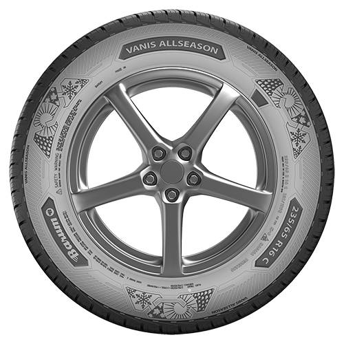 Ein Autoreifen mit einem silbernen fünfspeichigen Leichtmetallrad, frontal gegen einen schwarzen Hintergrund dargestellt, mit 'VANIS ALLSEASON' und '235/55 R17' auf der Seitenwand sichtbar.