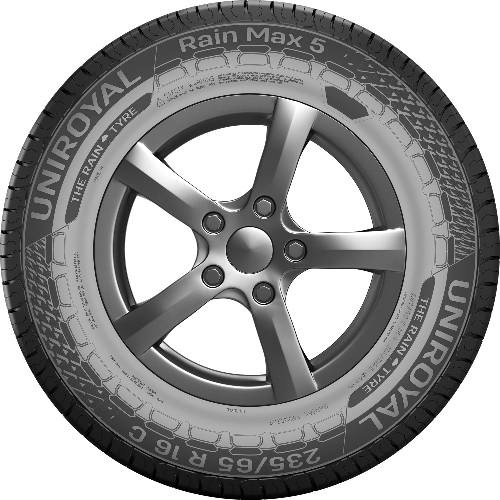 Ein Autorad mit einer fünfspeichigen Leichtmetallfelge und einem Reifen mit der Bezeichnung „UNIROYAL Rain Max 5