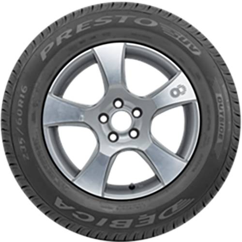 Nahaufnahme eines Autoreifens und der Felge, die eine fünfspeichige Leichtmetallfelge mit der Markierung 