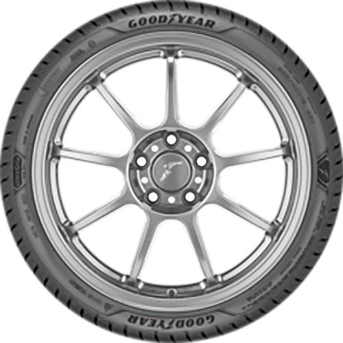 Nahaufnahme eines Autorades mit einer silbernen mehrspeichrigen Leichtmetallfelge und einem Goodyear-Reifen auf schwarzem Hintergrund.