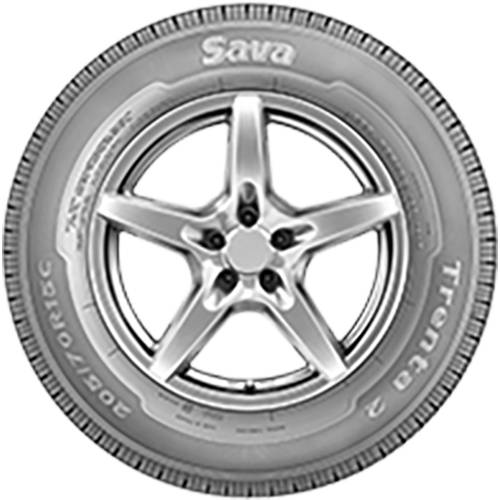 Nahaufnahme eines Autoreifens mit einem fünfspeichigen Leichtmetallrad, oben mit 