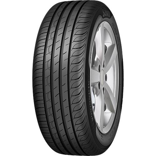Nahaufnahme eines schwarzen Autoreifens mit silbernem Leichtmetallrad, vor einem einfachen schwarzen Hintergrund dargestellt.