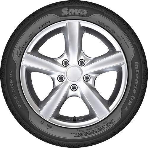 Nahaufnahme eines silbernen fünfspeichrigen Leichtmetallrads für Autos, montiert auf einem schwarzen Sava Intensa HP Reifen.