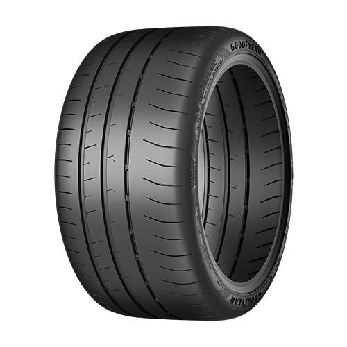 Schwarzer Goodyear-Autoreifen in Dreiviertelsicht vor einfarbigem schwarzem Hintergrund.