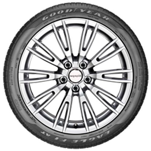 Nahaufnahme eines silbernen mehrstrahligen Leichtmetallrad-Rades mit einem Goodyear-Reifen.