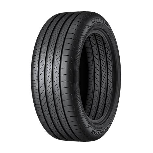 Ein schwarzer Goodyear-Autoreif, isoliert auf dunklem Hintergrund dargestellt, in einem Winkel positioniert, um das Profil und die Seitenwand-Branding zu zeigen.