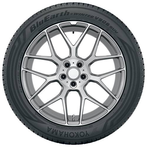Eine Nahaufnahme eines schwarzen Winterreifens, der auf einem silbernen Leichtmetallrad mit mehreren Speichen montiert ist, zeigt das Branding 