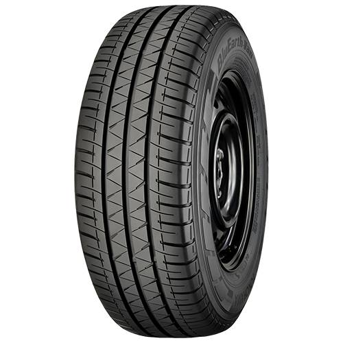Ein schwarzer Autoreifen, der in einem Winkel gezeigt wird, wobei das Profil und die Seitenwand auf einem einfachen schwarzen Hintergrund hervorgehoben werden.