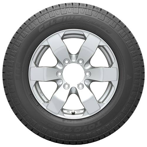 Nahaufnahme eines Autorades mit einer silbernen Alufelge mit fünf Speichen und einem schwarzen Goodyear-Reifen auf neutralem Hintergrund.