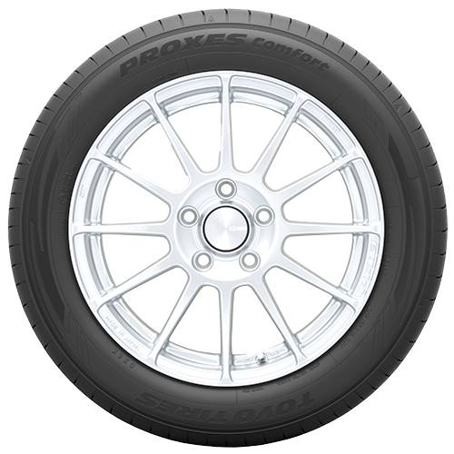 Silberlegiertes Autorad mit schwarzem Proxes Comfort-Reifen, frontal gegen einen einfachen Hintergrund abgebildet.