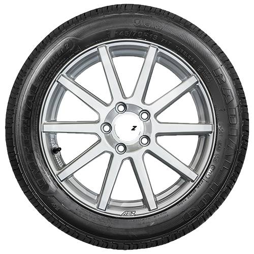 Silberlegierungsauto-Felge mit montiertem schwarzem Reifen, von vorne auf ebenem Hintergrund gezeigt.