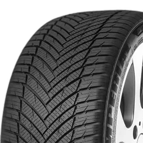 Nahaufnahme eines schwarzen Autoreifenprofils, das ein detailliertes Chevron-Muster vor einem neutralen Hintergrund zeigt.