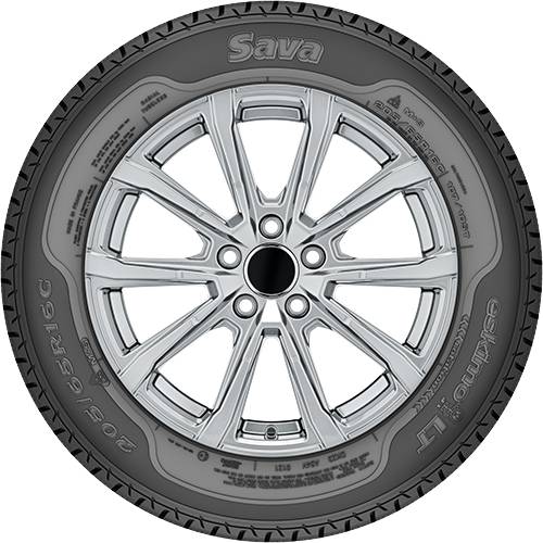 Schwarzer Sava-Autoreifen von vorne dargestellt mit silberner Leichtmetallfelge und sichtbarer Profilbeschriftung.