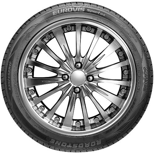 Nahaufnahme eines Chromlegierungs-Autorades mit schwarzem Reifen, das eine mehrspeichige Felge und sichtbare 