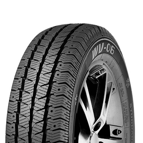 Nahaufnahme eines Goodyear-Autoreifen und einer Leichtmetallfelge, die das Profilmuster und die Seitenwandmarkierungen auf schwarzem Hintergrund zeigt.