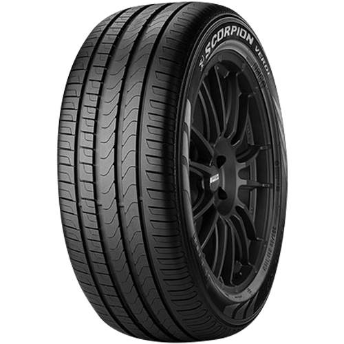 Schwarzer Pirelli Scorpion Reifen und Rad auf einfarbigem schwarzem Hintergrund angezeigt.