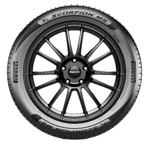 Schwarzer Pirelli Scorpion MS Reifen auf schwarzem mehrspeichigem Leichtmetallrad, frontal gegen dunklen Hintergrund fotografiert.