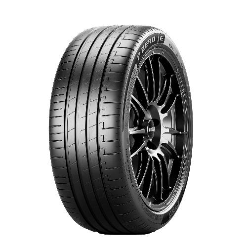 Schwarzer Pirelli P Zero Hochleistungs-Autoreifen auf glänzendem schwarzem Leichtmetallrad, isoliert auf schwarzem Hintergrund dargestellt.